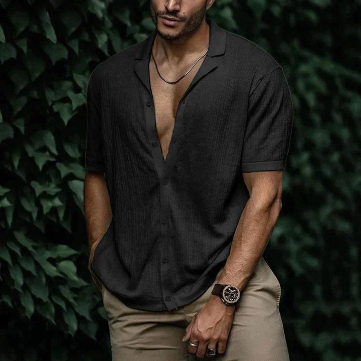Mode homme été: chemise légère en coton, décontractée et polyvalente.