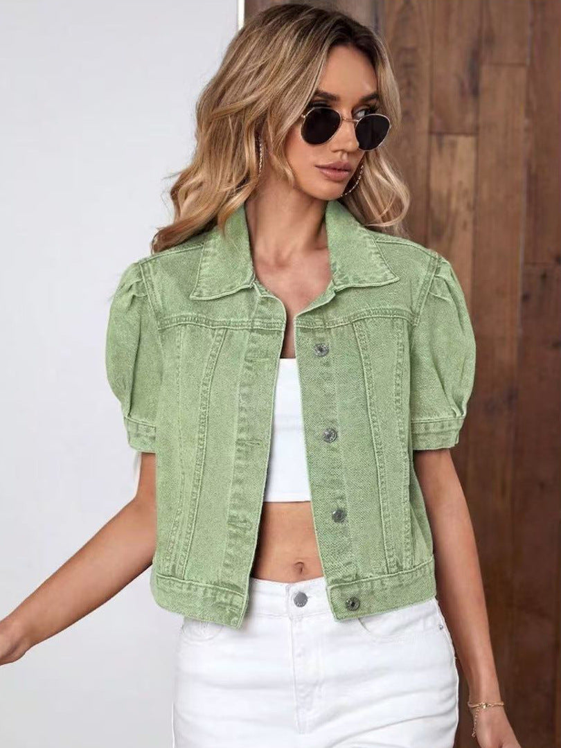 Veste en jean femme denim. Manches bouffantes style rétro pour un look décontracté et féminin en mi-saison.