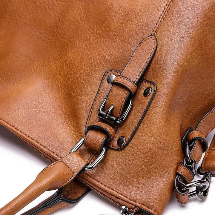 Élégant sac bandoulière marron en cuir pour femme, parfait accessoire de mode urbain et chic.