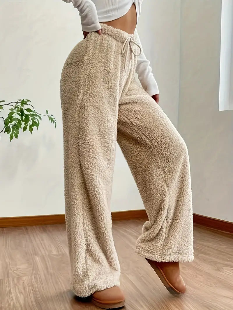Pantalon sherpa femme chaud et cosy, texture douce et moelleuse, idéal pour se détendre.