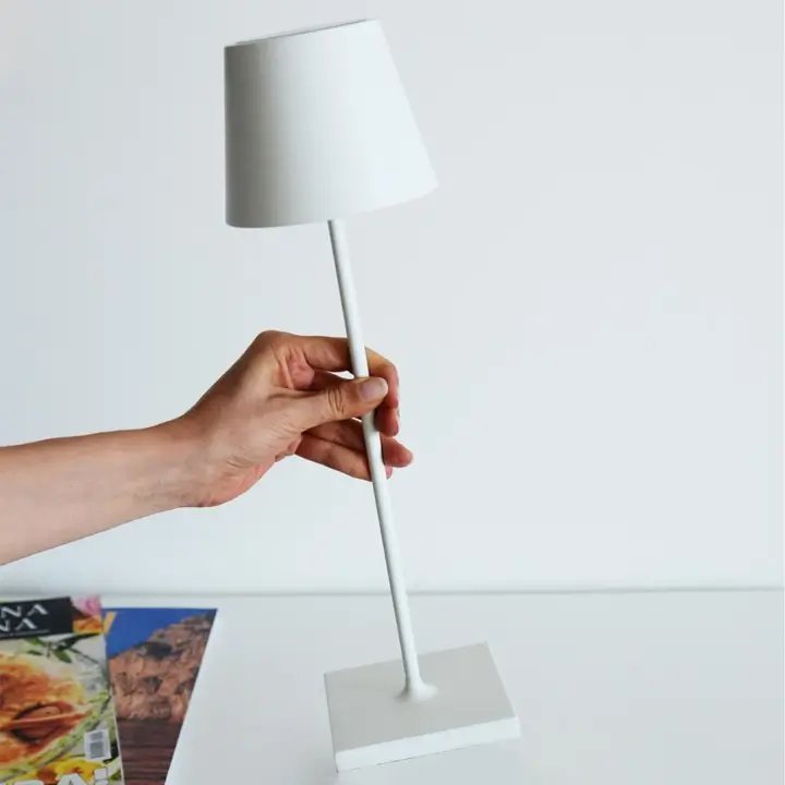 Lampe de table LED design, sans fil et rechargeable, éclairage doux pour soirées intérieures ou extérieures.