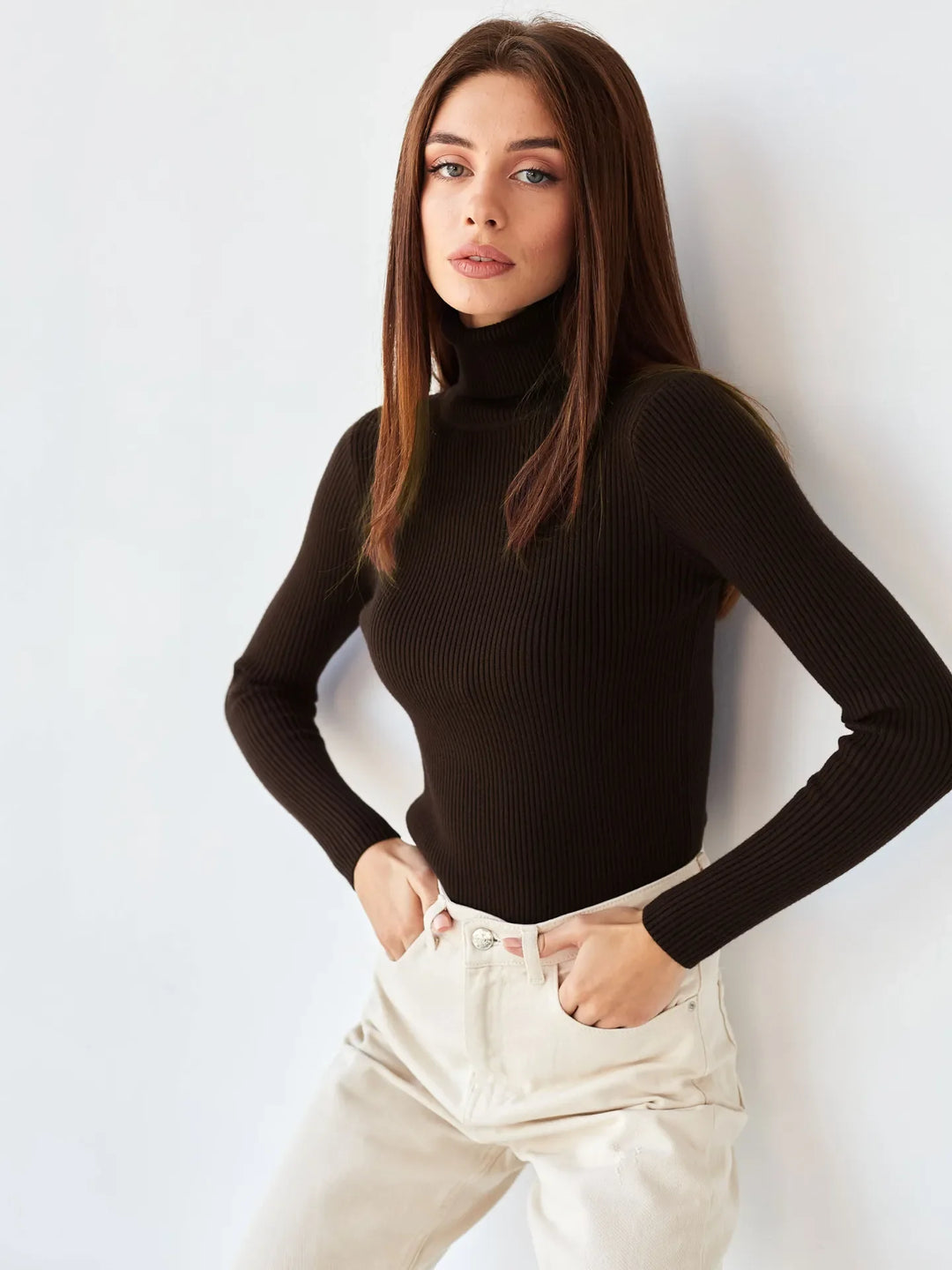 Pull col roulé élégant pour femme, tricot doux et confortable, parfait pour l'automne-hiver.