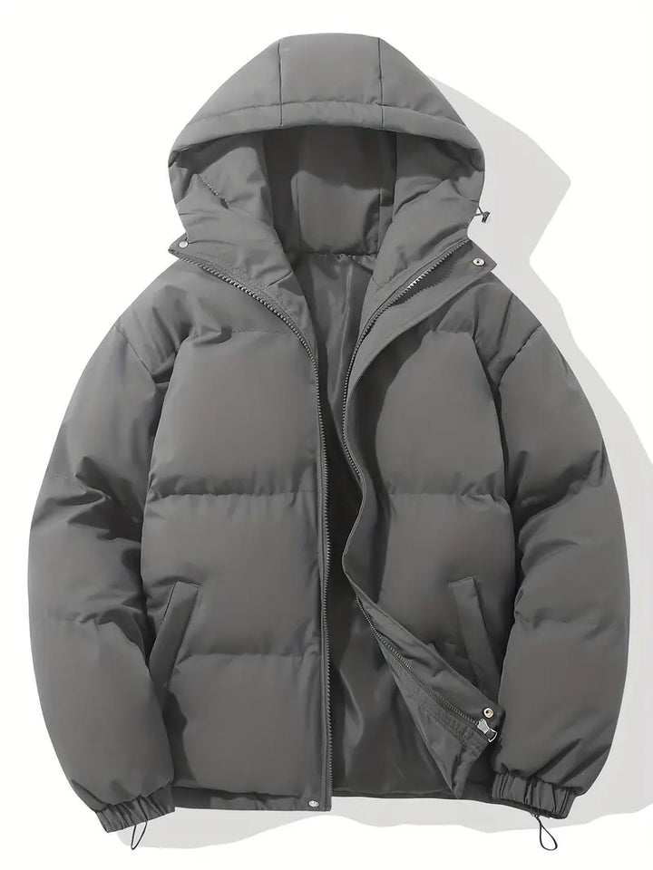 Veste matelassée homme noire avec capuche, chaude et élégante pour l'hiver urbain et décontracté.