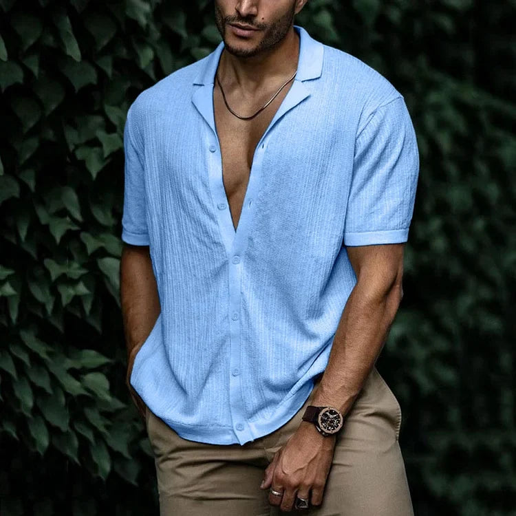 Chemise homme à manches longues retroussées, style décontracté d'été.