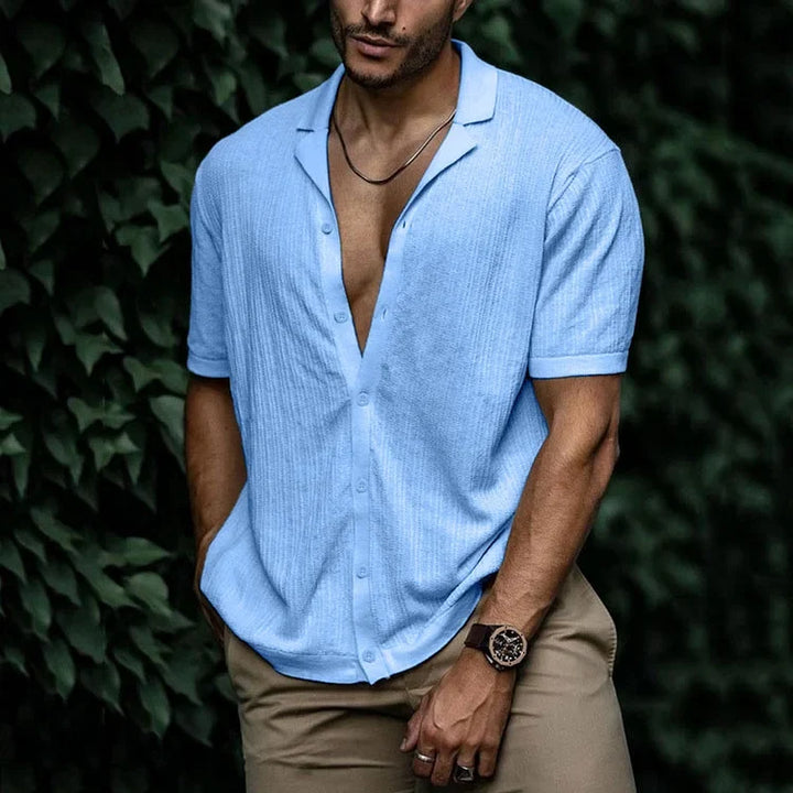 Chemise estivale pour homme, tissu respirant, coupe flatteuse et grand confort.
