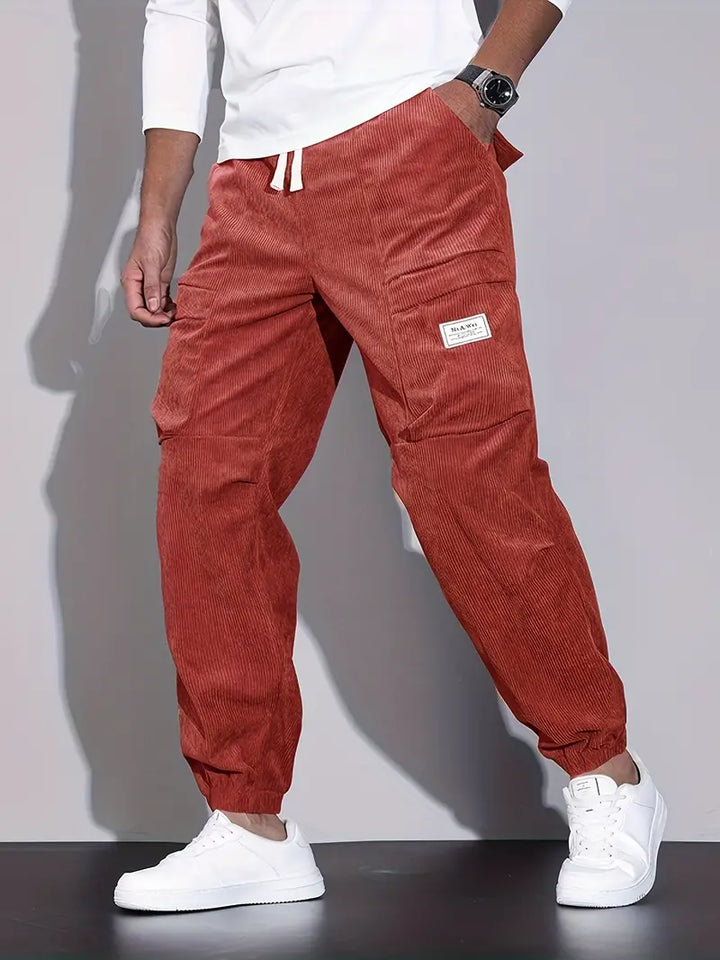 Pantalon cargo noir ajusté homme, style urbain. Parfait pour un look décontracté et moderne.