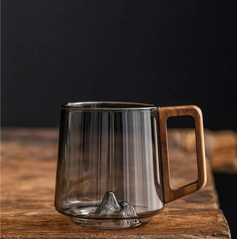 Tasse en verre transparente élégante avec poignée en bois, idéale pour café, thé et cuisine moderne.