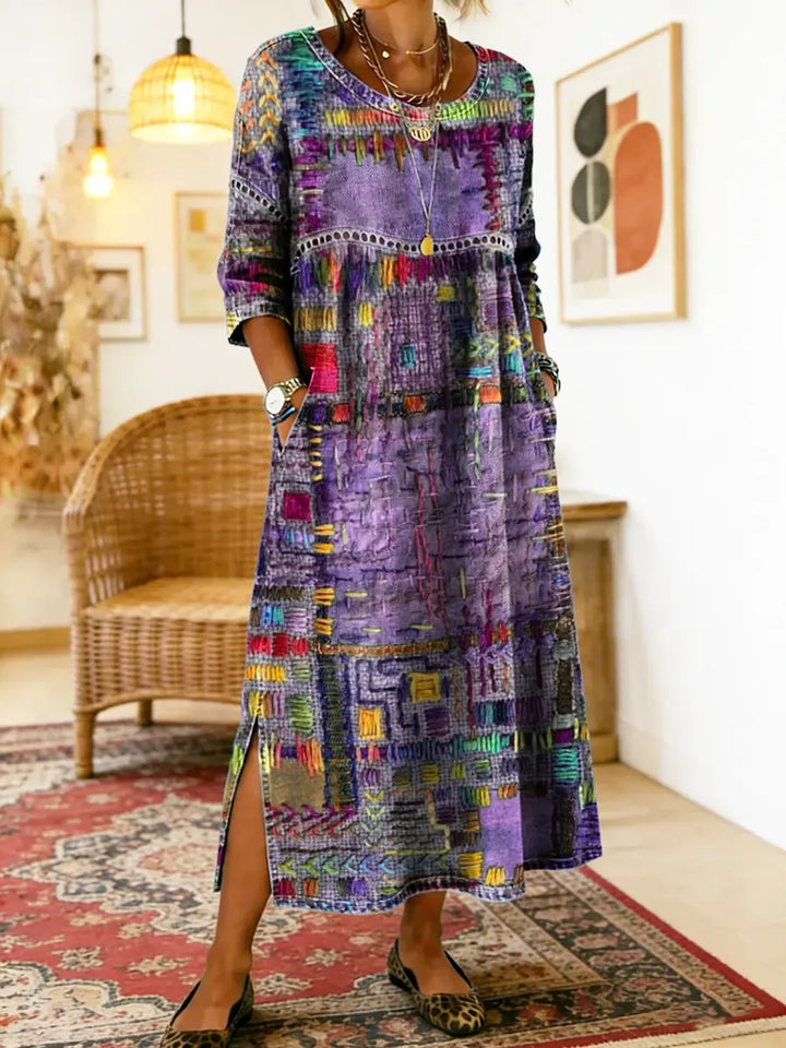 Superbe robe femme en jean fluide, motif patchwork ethnique. Élégance bohème quotidienne.