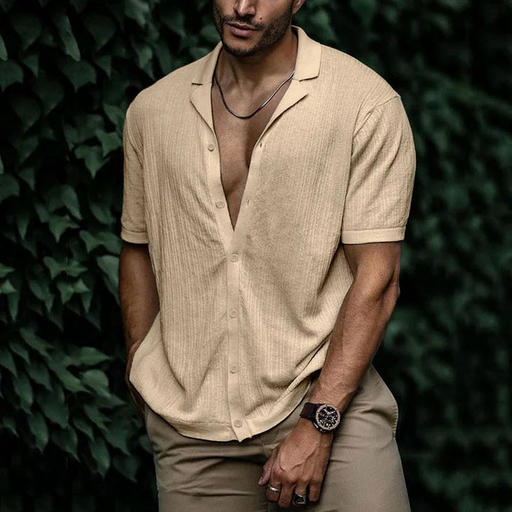 Vêtement homme léger pour l'été, chemise confortable et polyvalente décontractée.