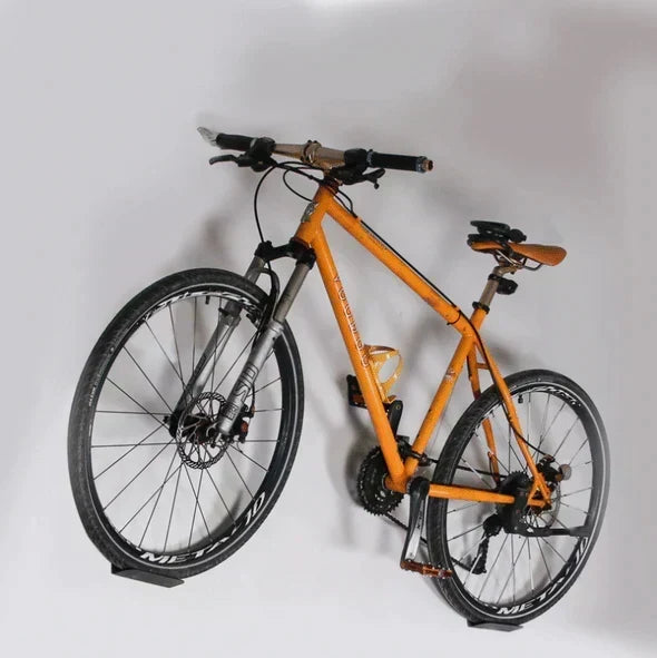 Système d'accroche-vélo mural discret, idéal pour ranger votre vélo en toute sécurité.