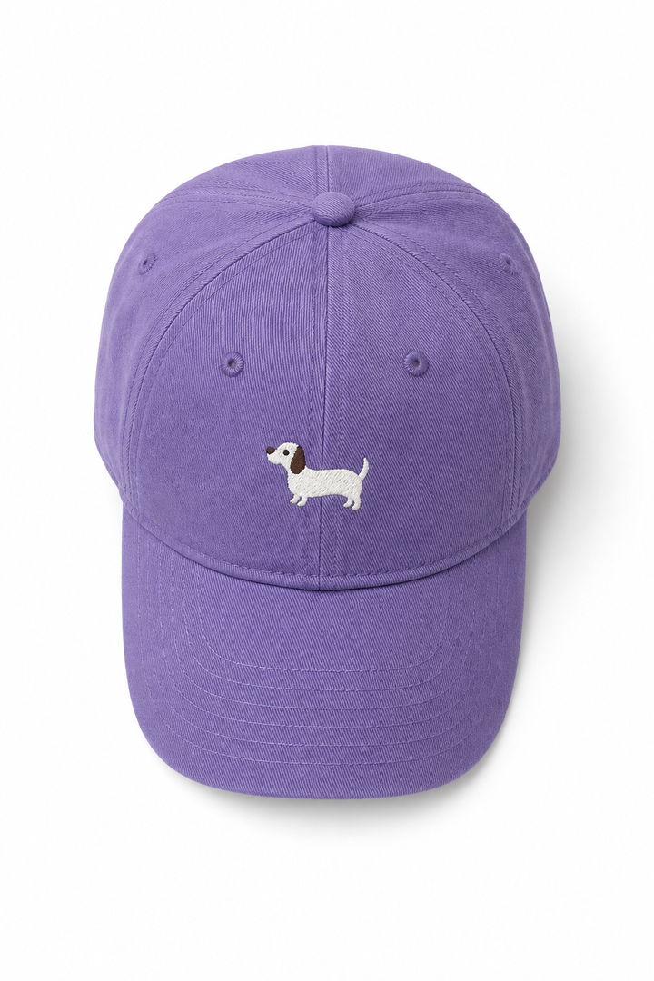 Accessoire mode femme: casquette en coton brodé teckel, ajustable pour un confort optimal.