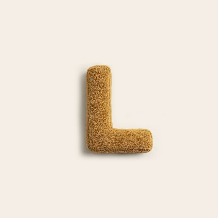 Coussin alphabet design M, pour une touche de personnalité dans la maison.