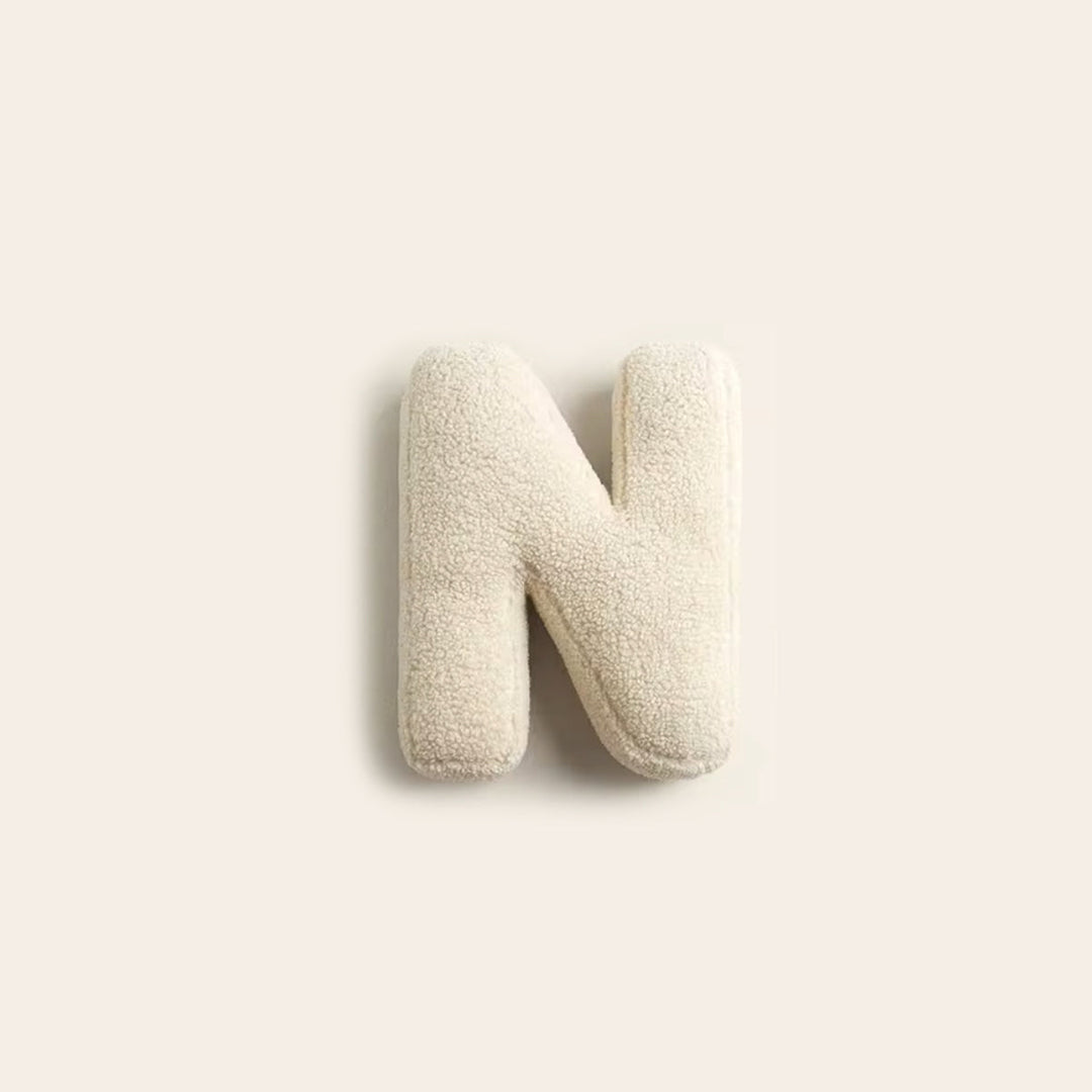 Coussin personnalisé O, idéal pour ajouter du style à votre chambre.