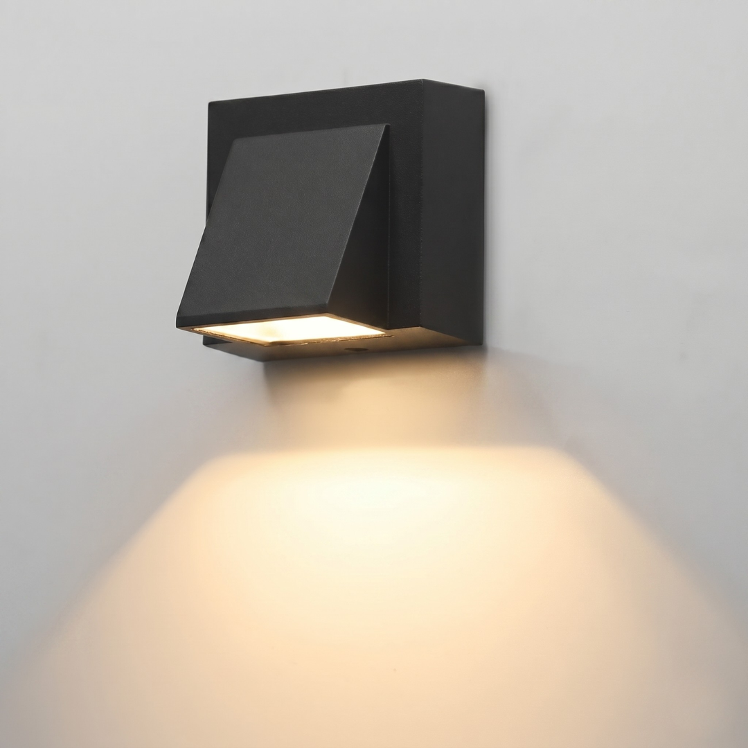 Applique murale LED d'extérieur moderne, étanche IP65 pour jardin, balcon et façade. Éclairage design et économe.