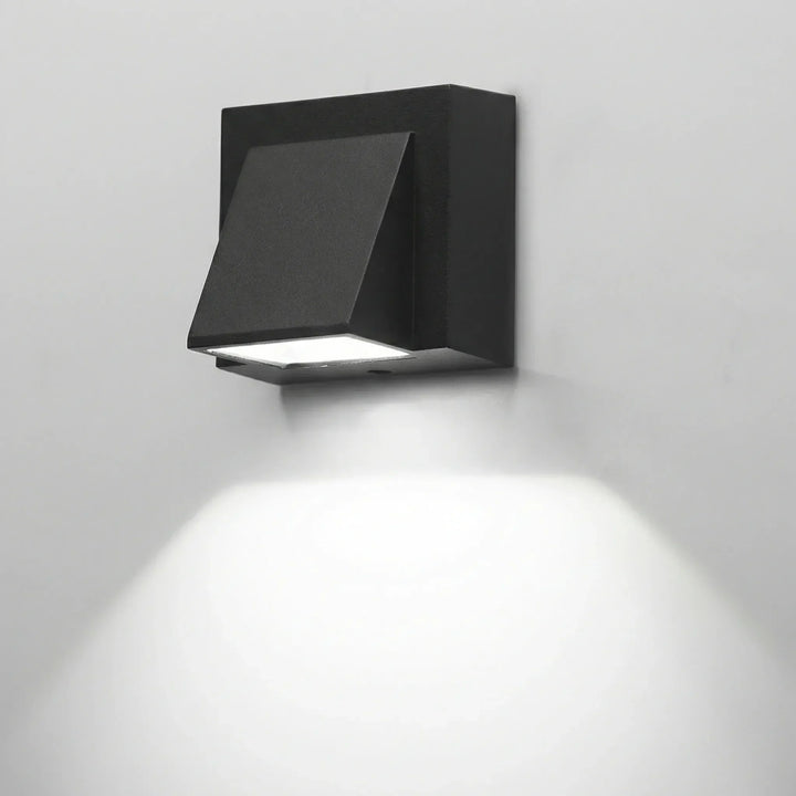 Luminaire mural LED moderne pour extérieur. Applique étanche IP65, parfaite pour éclairer façade, jardin ou terrasse.