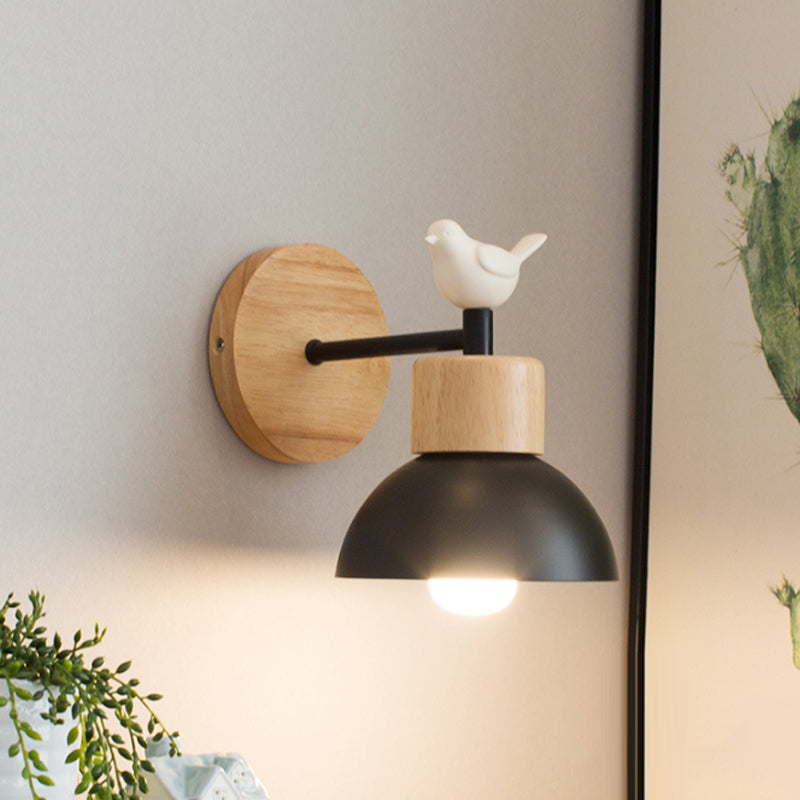 Applique murale LED scandinave en bois clair, design oiseau, luminaire intérieur élégant pour chambre.