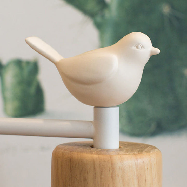 Luminaire mural LED design oiseau, en bois naturel, applique scandinave pour une ambiance chaleureuse chambre.