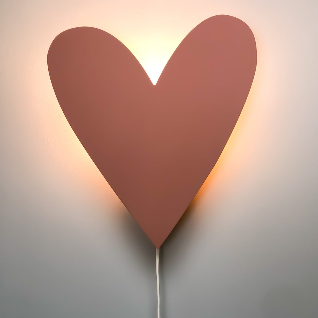 Applique murale cœur rose en terre cuite pour chambre d'enfant, douce veilleuse décorative.
