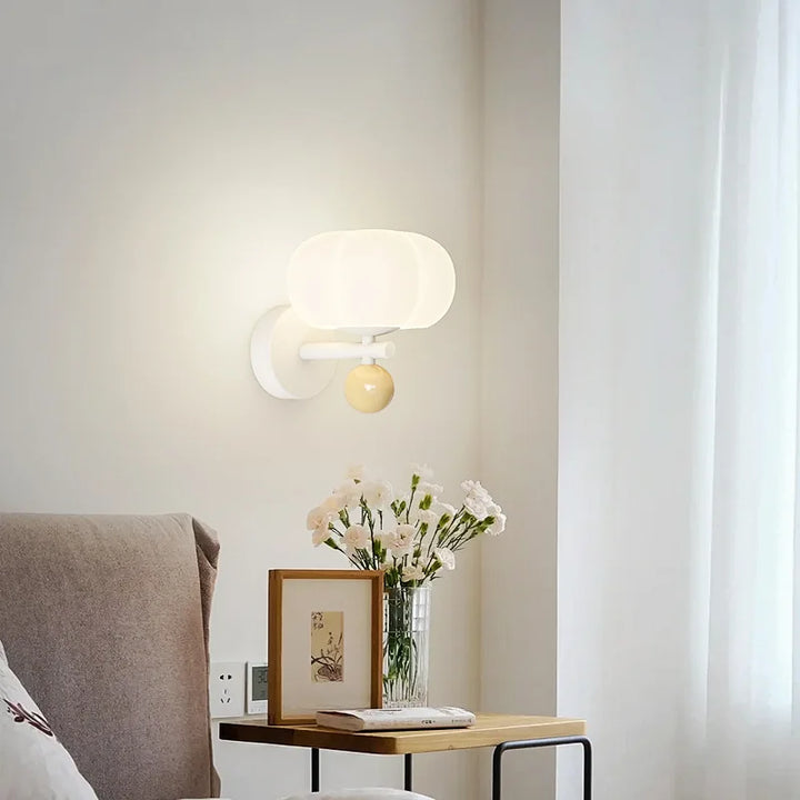 Éclairage mural intérieur moderne, applique scandinave diffuse lumière douce, parfaite pour salon ou chambre à coucher.