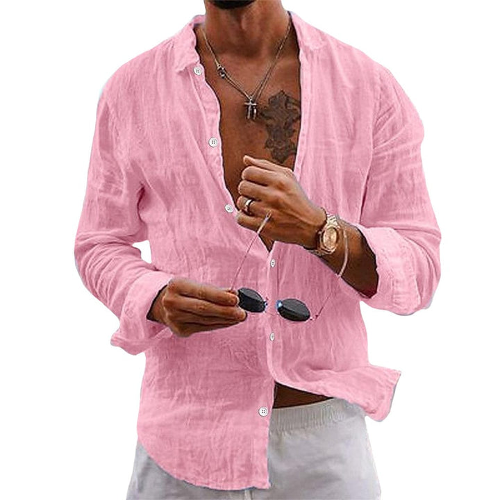 Un homme en chemise décontractée d'été, style mode masculine, marchant confortablement sur une promenade ensoleillée.