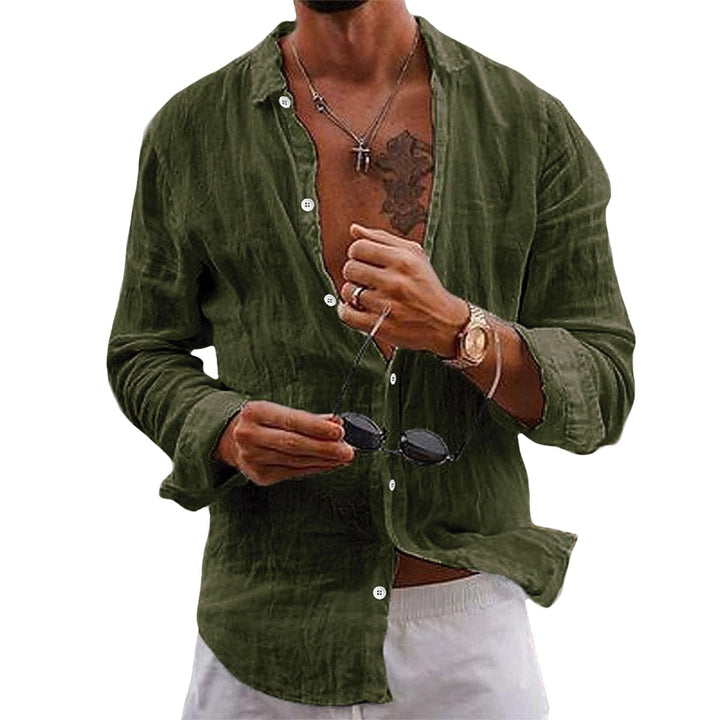 Col ouvert et manches retroussées d'une chemise homme décontractée pour un look d'été chic et confortable.