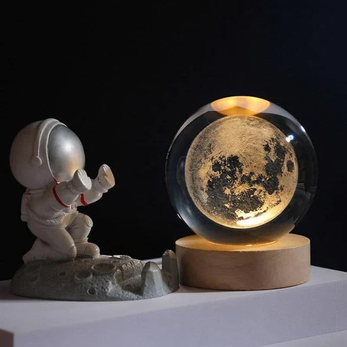 Lampe boule lumineuse 3D avec effet planétaire pour une décoration cosmique intérieure unique.