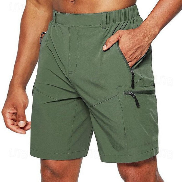 Short homme confortable gris clair, style décontracté parfait pour l'été, la plage ou les voyages.
