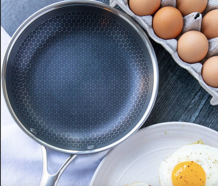 Poêle antiadhésive en acier inoxydable avec manche ergonomique, ustensile durable pour cuisine.