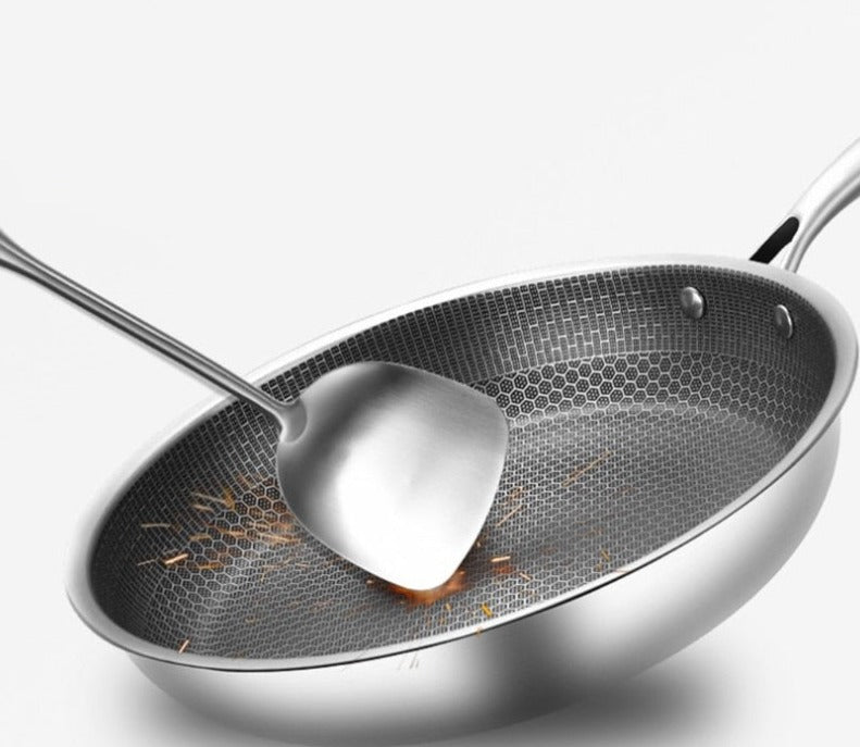 Robuste poêle universelle antiadhésive en acier inoxydable pour une cuisson durable.