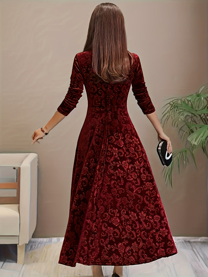 Détail d'une robe élégante en velours vert émeraude, coupe A-line, parfaite pour femme. Look intemporel.