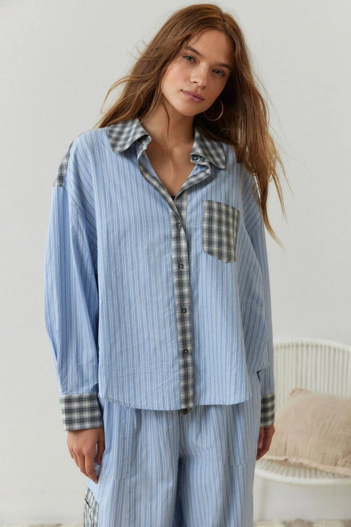 Pyjama femme 2 pièces luxe en coton doux, confort décontracté et bien-être à la maison. Vêtement de nuit supérieur.