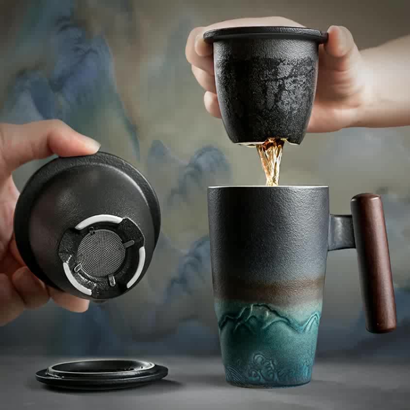 Tasse à thé élégante en céramique avec filtre, idéale pour une dégustation de thé ou café relaxante.