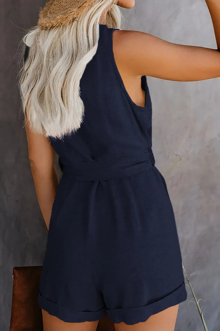Jumpsuit courte femme, col V, poches, style estival confortable et très chic.