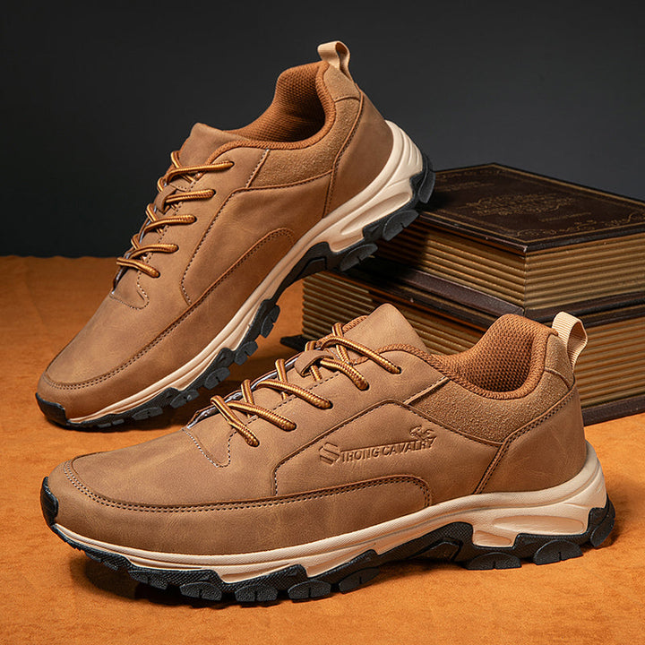 Vue arrière des chaussures Darion, avec soutien renforcé du talon pour une stabilité orthopédique.