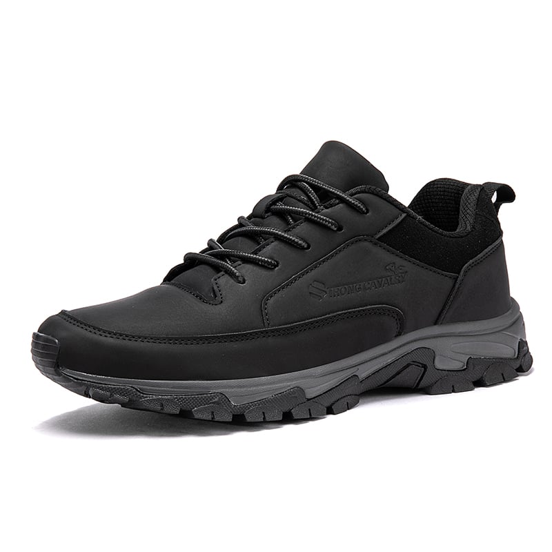 Homme portant les chaussures orthopédiques Darion, marchant confortablement avec stabilité et bien-être.