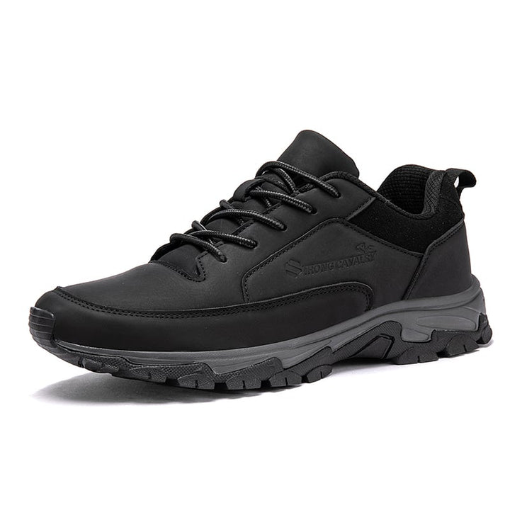 Homme portant les chaussures orthopédiques Darion, marchant confortablement avec stabilité et bien-être.