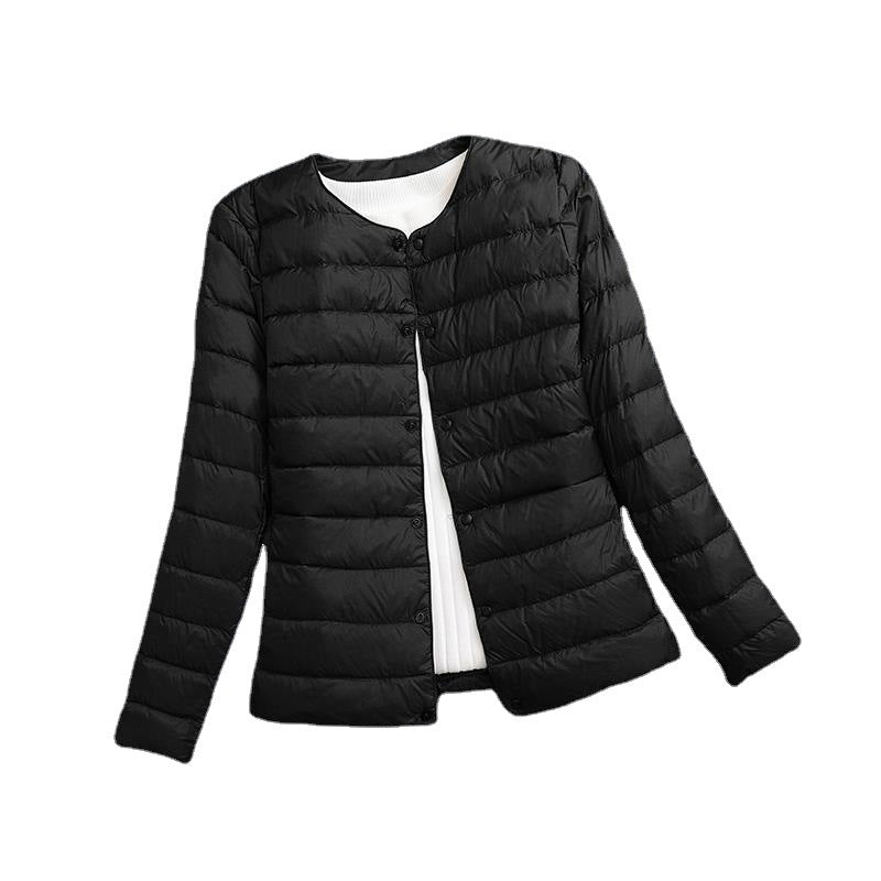 Veste femme isolante douce à col rond, très légère. Confort décontracté idéal en automne-hiver.