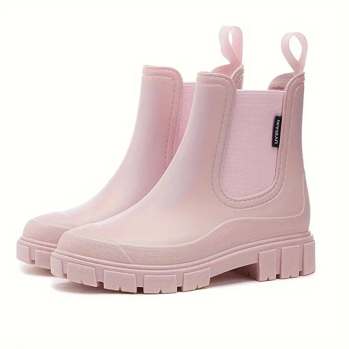 Élégantes bottines Chelsea femme noires, robustes et antidérapantes, parfaites pour temps pluvieux d'hiver.