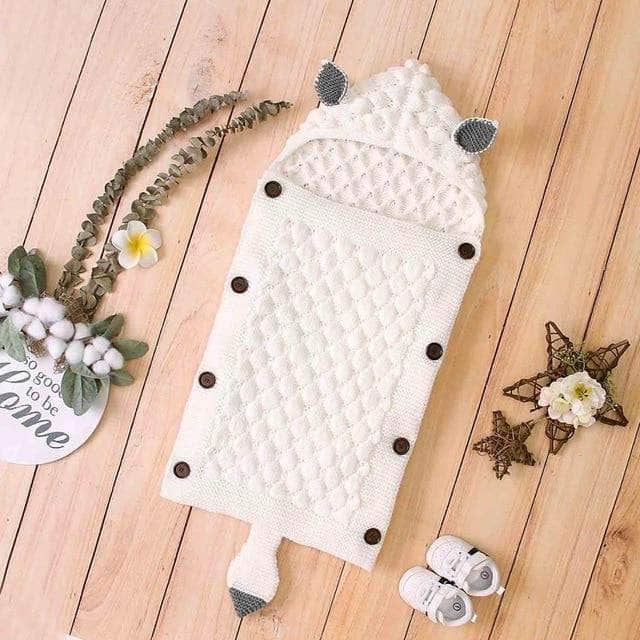 Sac de couchage tricoté pour nouveau-né et bébé, offrant chaleur, douceur et sécurité pour un sommeil optimal.