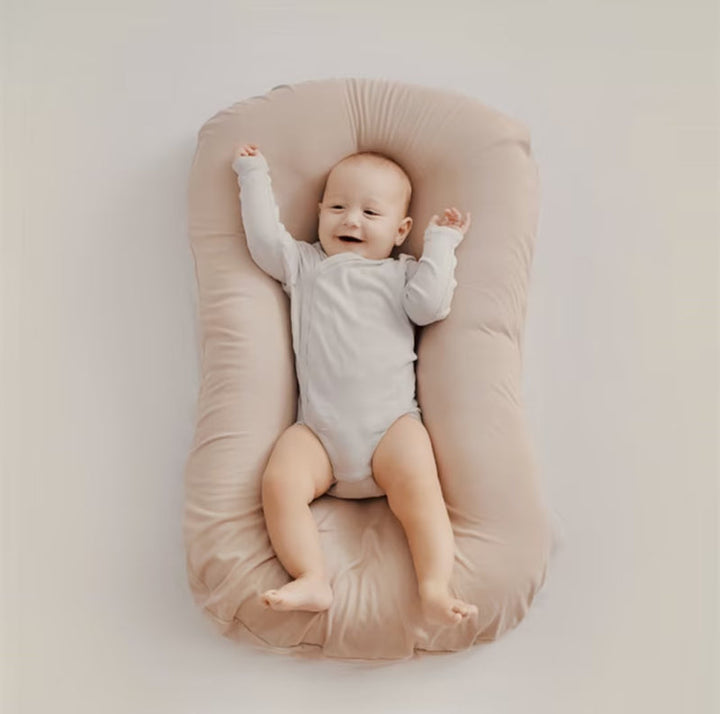 Coussin orthopédique polyvalent pour bébé, soutien doux et respirant, assure le confort et la sécurité du nouveau-né.