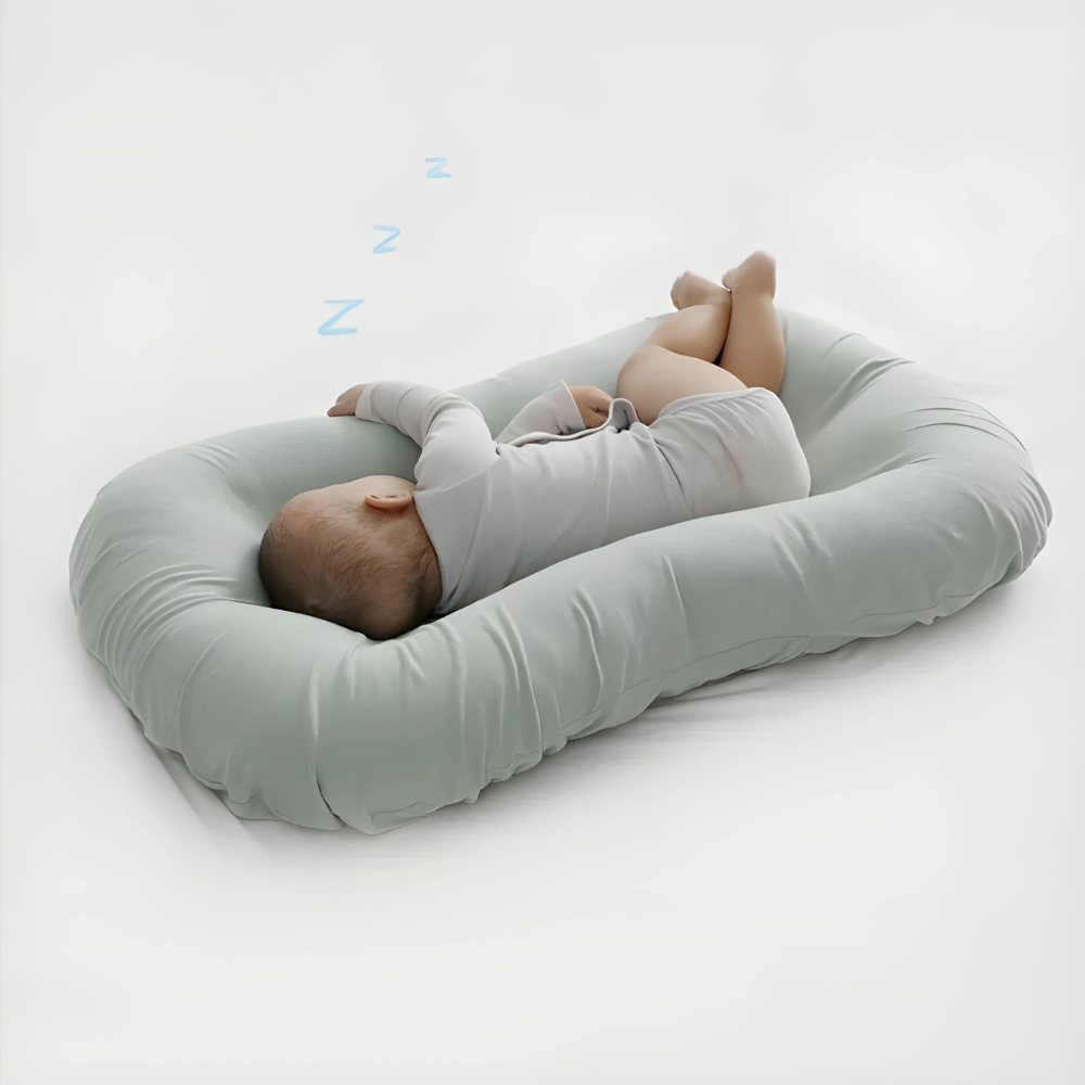 Coussin orthopédique vert, offre un soutien doux et respirant au nouveau-né pour un sommeil sûr et confortable.