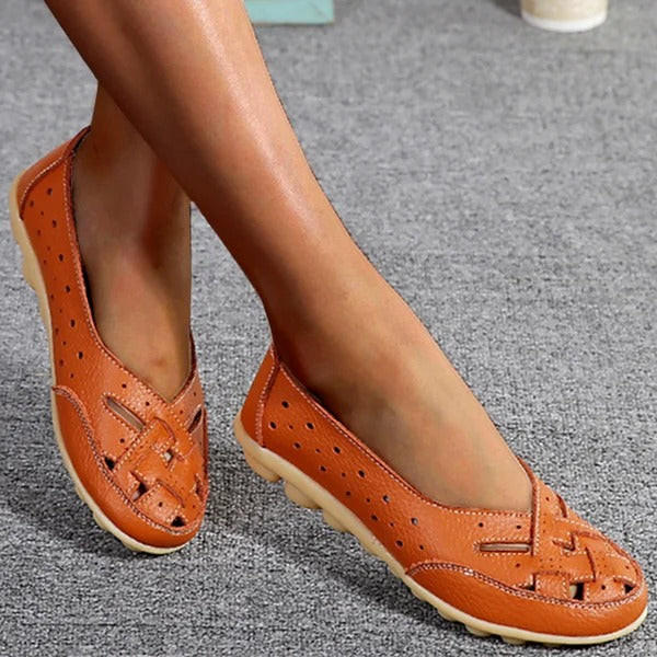 Pieds dans ballerines femme en cuir souple, style mode et confort.