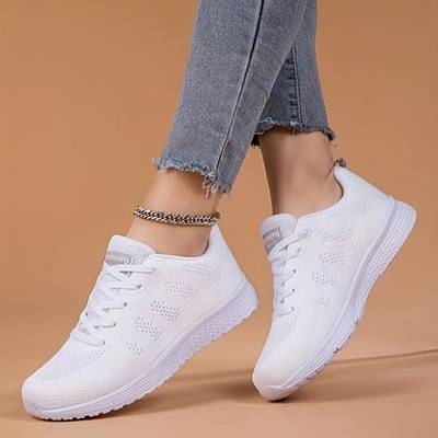 Baskets légères et respirantes blanches pour femme, idéales pour sport ou usage quotidien, grand confort.