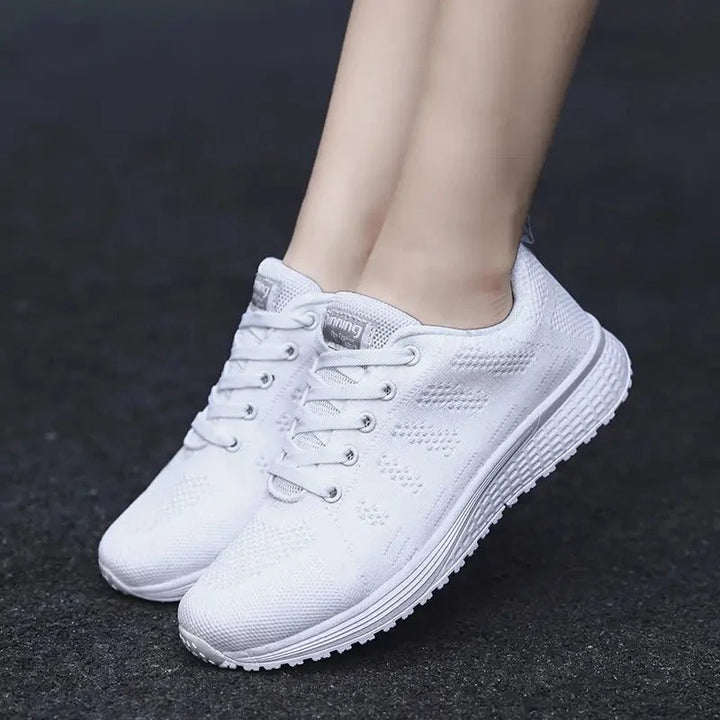 Chaussures sport femme blanches, design épuré, légères comme une plume et très respirantes, pour un confort optimal.