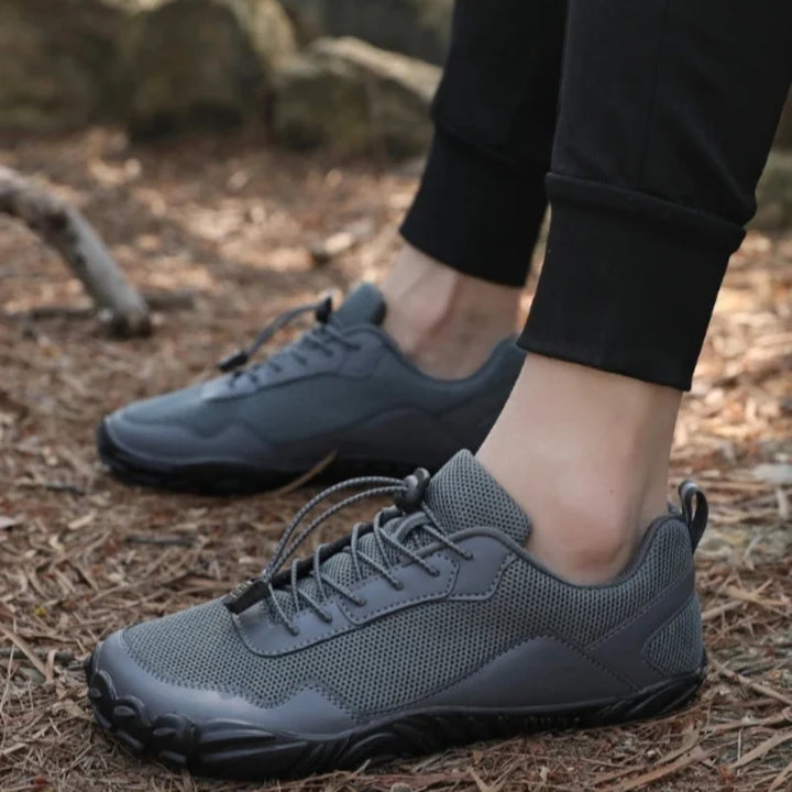 Baskets de trail pieds nus légères, offrant confort et agilité pour la marche sportive en pleine nature.