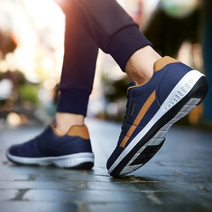 Vue de dessus de sneakers homme noires, avec lacets et textures, offrant un confort et un style impeccable.