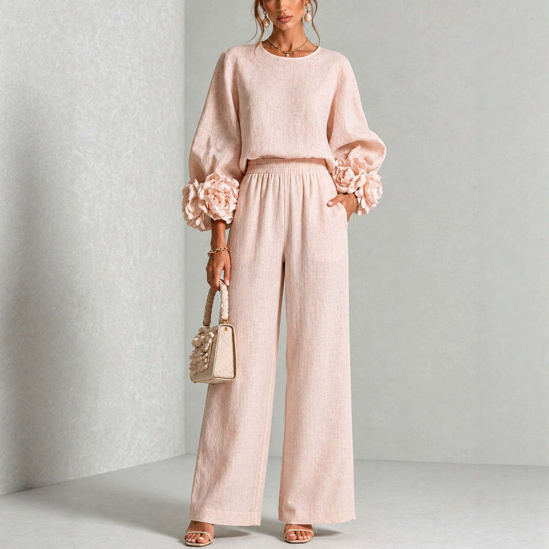 Ensemble femme chic décontracté: top fleuri et pantalon large fluide. Tenue élégante mode printemps/été.