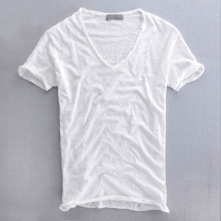T-shirt homme col V Reese en coton doux, offrant un confort optimal et un look chic basique.