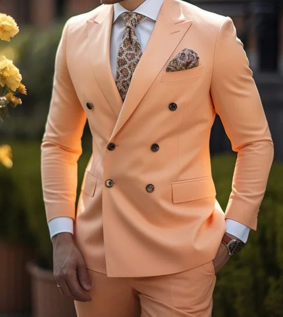 Vue arrière du costume homme, coupe impeccable et ajustée, mettant en valeur le style et le confort du vêtement.