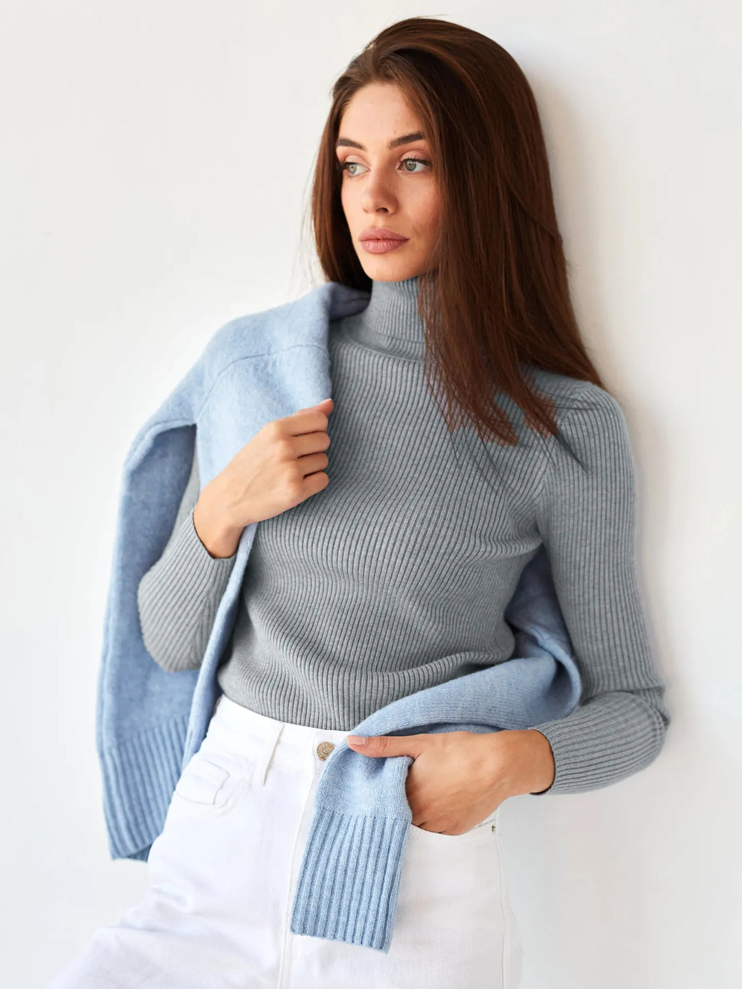 Mode féminine : pull col roulé bleu marine, polyvalent et intemporel pour un look raffiné.